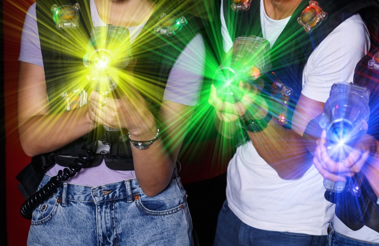 天候に一切左右されない屋内でのシューティングバトル | 岐阜でアクティビティならLaserMaxx STRAAL